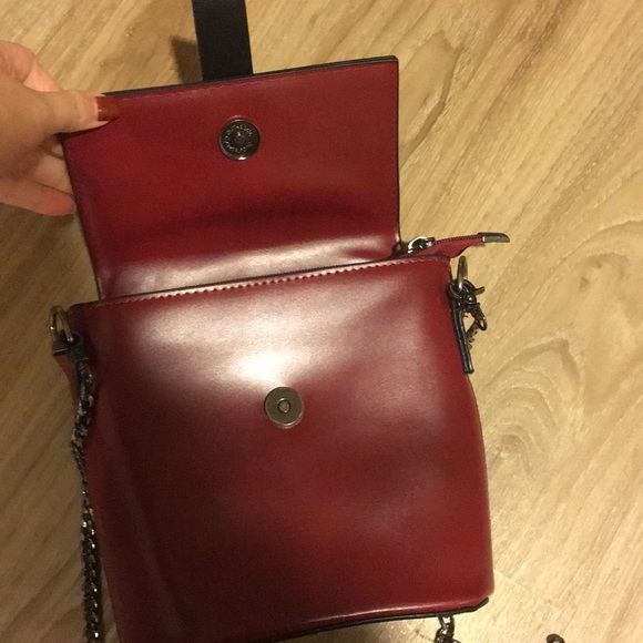 Red cross body bag - Picture 3 of 3